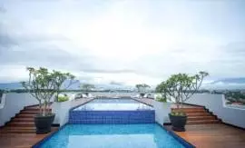 Kolam Renang Hotel Maxone